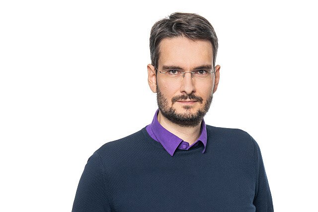 © govinda_lilley_tm16271qc
„Im Laufe des Projektes Platform-ZERO sollen in den Teilnehmerländern Spanien, Deutschland, Österreich und Polen vier Demonstratoren entstehen, die den Herstellungsprozess bei der Solarzellenproduktion überwachen, um Defekte und Ausschuss zu minimieren“, sagt Govinda Lilley, Projektleiter am AIT Center VAC.
Govinda Lilley