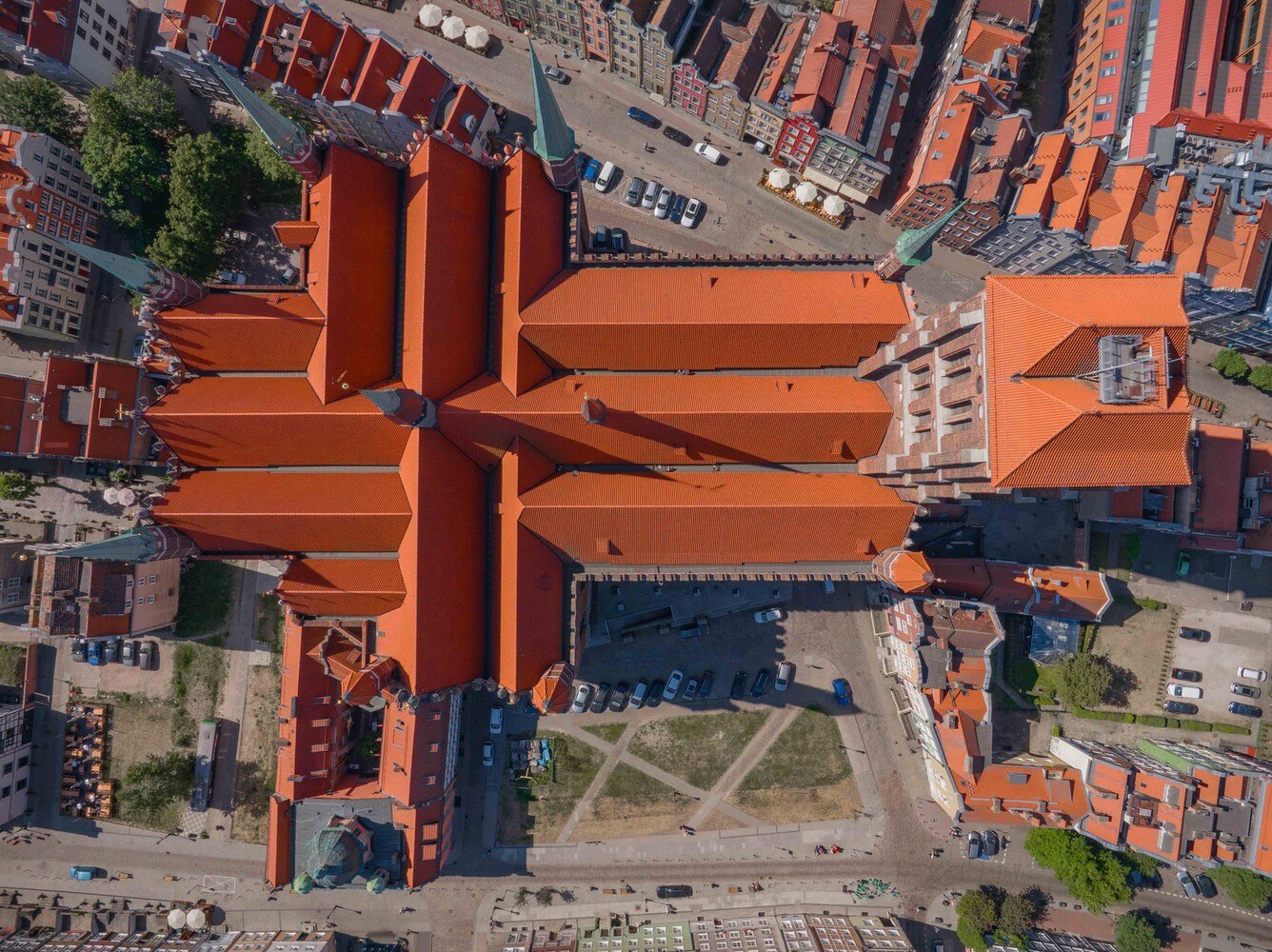 Die Hallenkirche dehnt sich auf über 100 Meter Länge aus. Sie besteht aus je drei Längs- und Querhäusern und einem komplizierten System aus Dachfirsten.