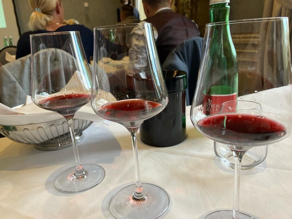 Weingläser mit Rotwein