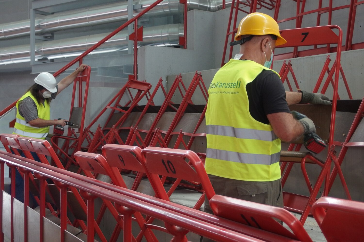 © Baukarussell
Erfolgreiches Rückbauprojekt: Ferry-Dusika-Stadion.
Arbeiter im Rückbauprojekt Ferry-Dusika-Stadion