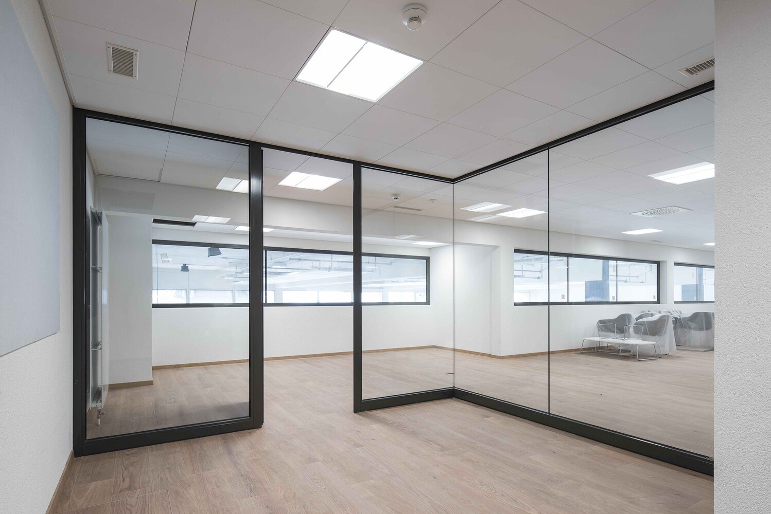 Mit der Ecklösung "Contraflam Structure Corner", die ohne Eckprofile auskommt, konnten im Collège Alpin International Beau Soleil Ganzglasecklösungen verwirklicht werden, die mehr Transparenz denn je zuvor ermöglichen.