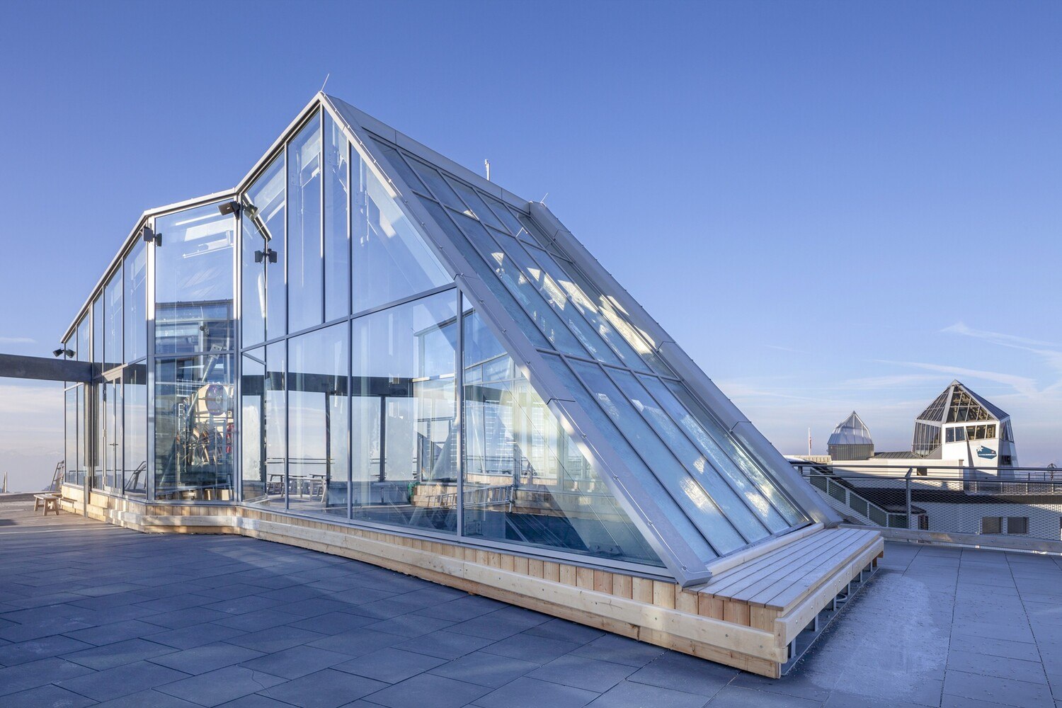 Panoramarestaurant Bergstation Zugspitze: Für Sicherheit bei maximaler Transparenz sorgen sowohl im Restaurant als auch an den Aus- und Übergängen, beispielsweise zu den Treppenhäusern, Brandschutzgläser. 