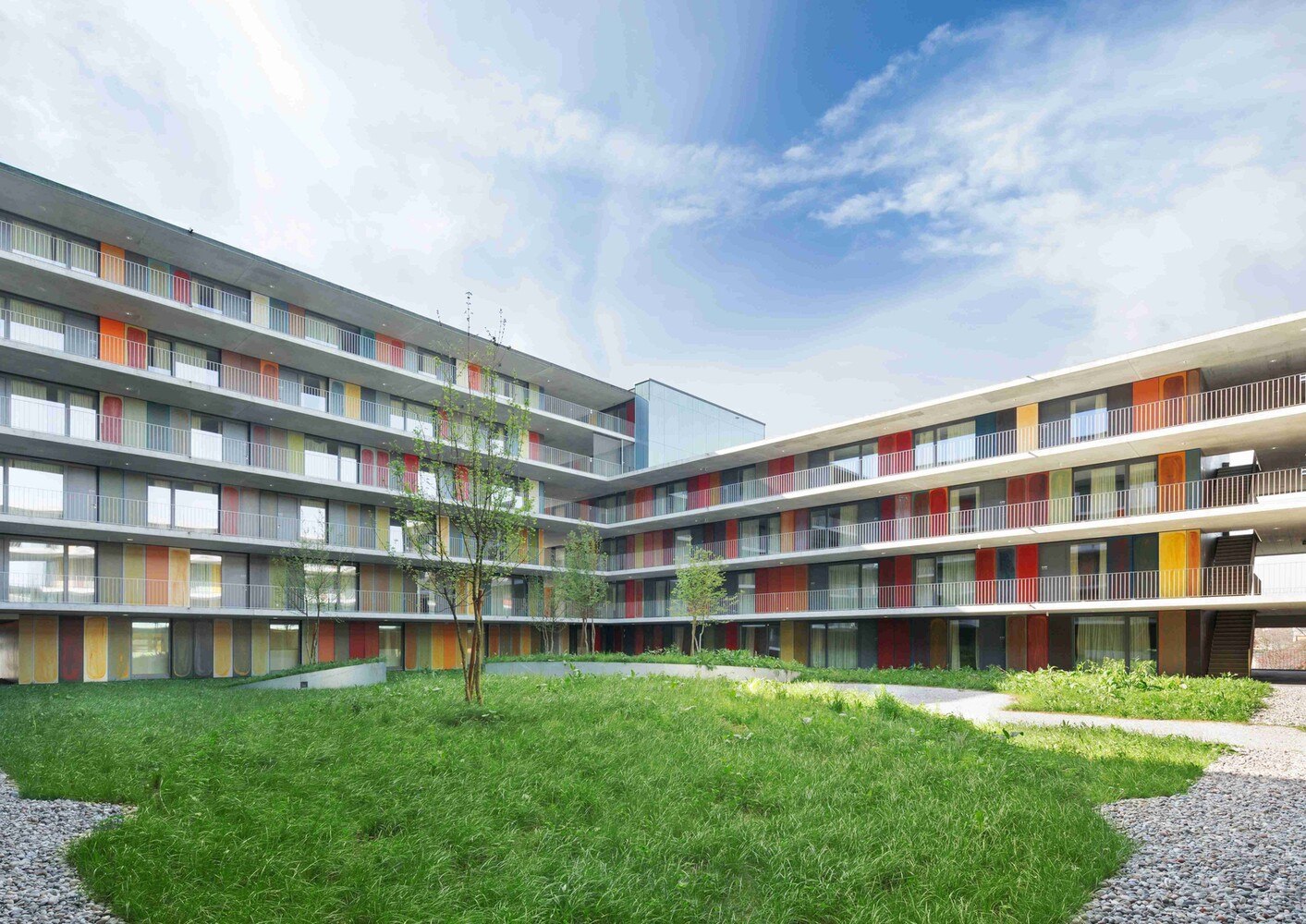 Eidgenössische Technische Hochschule Lausanne: Die bunten Brandschutzgläser prägen den Charakter der Fassade. 