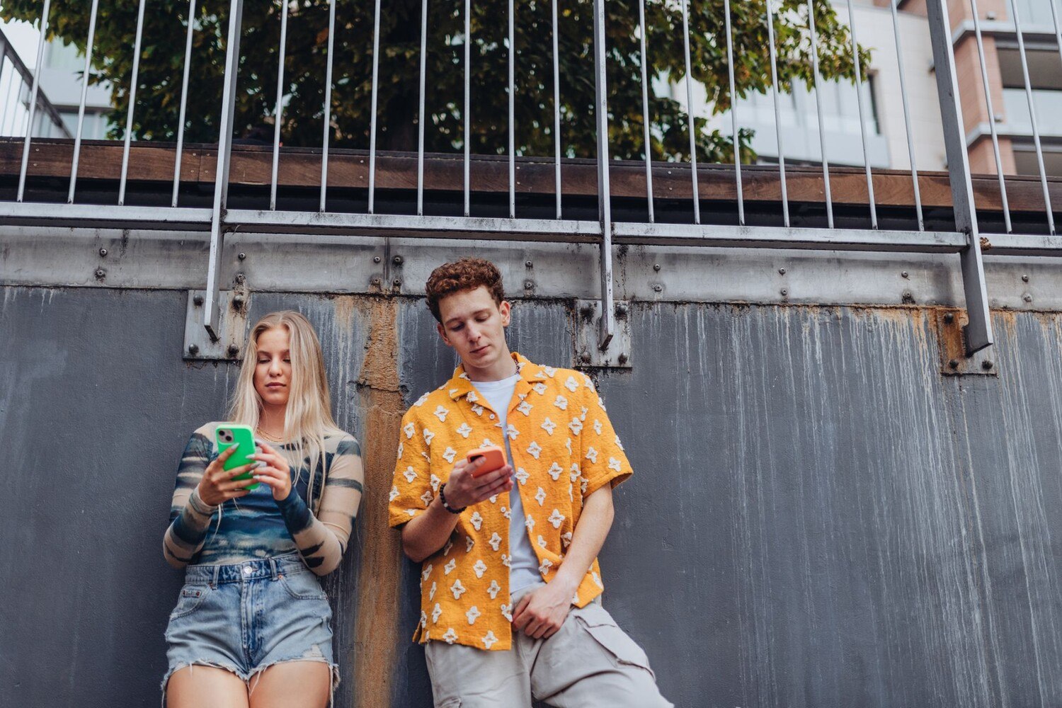 © iStock / Getty Images Plus / Halfpoint
Junge starren gerne auf ihre Handys. Statt mit dem Kellner zu sprechen, checken sie die gerne vorab auf Insta, was auf der Speisekarte steht. Ein cleverer Move, um die 'Menu Anxiety' zu umgehen. Hier geht's nicht um Unsicherheit beim Essen, sondern um smartes Vorab-Checken – ganz im digitalen Style der Generation Z.
Gen Z Handy