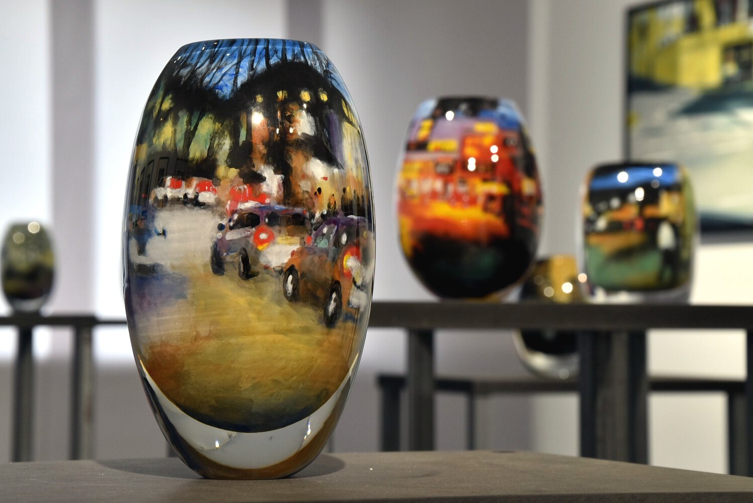 Rainer Metzgers Werke in Glas zeigen panoramahafte Szenen ohne Anfang und Ende.