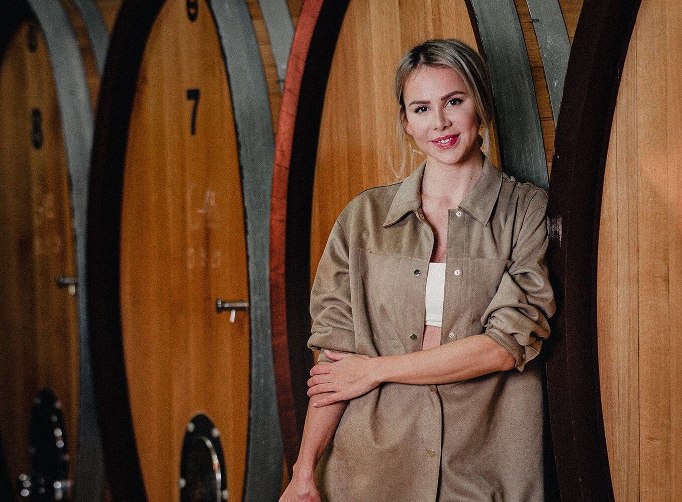© cm Visuals
„Seit ich unseren Betrieb übernommen habe, gibt es nur biologisches Wirtschaften. Der Austausch mit den Winzerinnen ist dabei eine wichtige Guideline für mich.“ Karoline Taferner (35), Weingut Taferner; Betriebsübernahme 2022.
Karoline Taferner