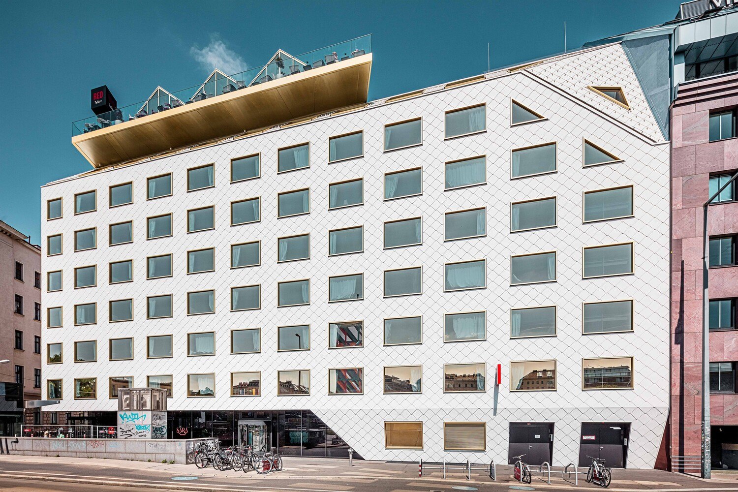 Eine interessante Ecklösung und die extravagante Roof-top-Bar prägen den Charakter des Hauses am Wiener Donaukanal mit.