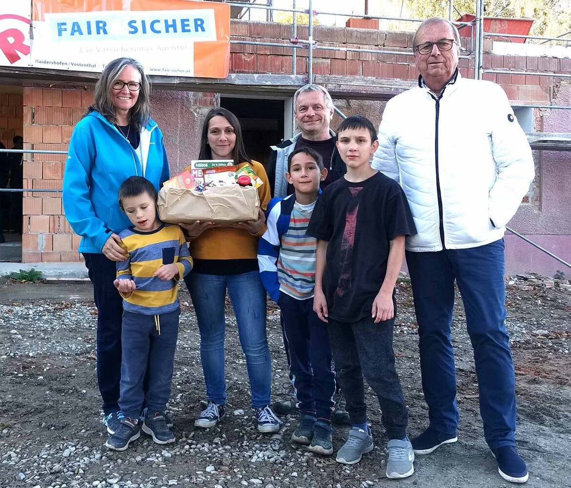 © Peter Rothenburger
Auch Claudia Marton und Helmut Rigler (links und rechts außen) überbrachten der Witwe Sarah Kienel (2. v. li.) und ihren Kindern Spenden des niederösterreichischen Unterstützungsvereins. Ernst Mayrhofer koordiniert die Spenden und die Renovierung des Hauses. Weiterhin werden dringend Sach- und Geldspenden benötigt, damit sich die junge Familie ein neues Leben aufbauen kann.
Auch Claudia Marton und Helmut Rigler (links und rechts außen) überbrachten der Witwe Sarah Kienel (2. v. li.) und ihren Kindern Spenden des niederösterreichischen Unterstützungsvereins. Ernst Mayrhofer koordiniert die Spenden und die Renovierung des Hauses. Weiterhin werden dringend Sach- und Geldspenden benötigt, damit sich die junge Familie ein neues Leben aufbauen kann.