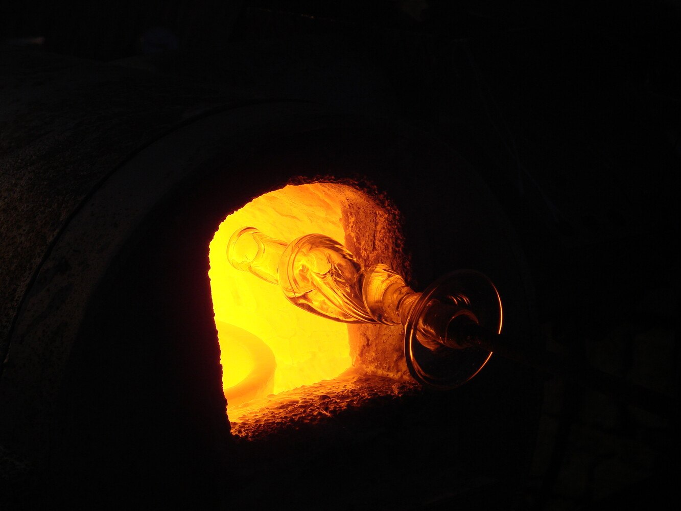 Glas wird bei Temperaturen von weit über 1.000 Grad Celsius geschmolzen und ist nur für kurze Zeit formbar.
