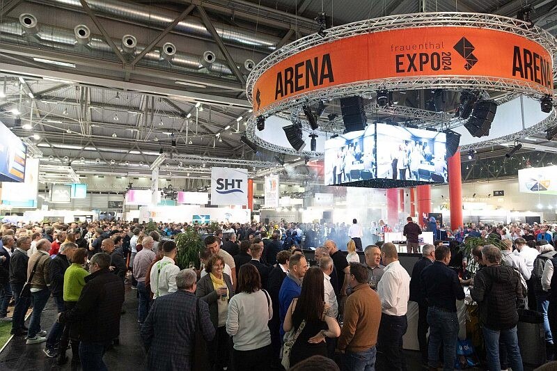 Messehalle mit Besuchenden