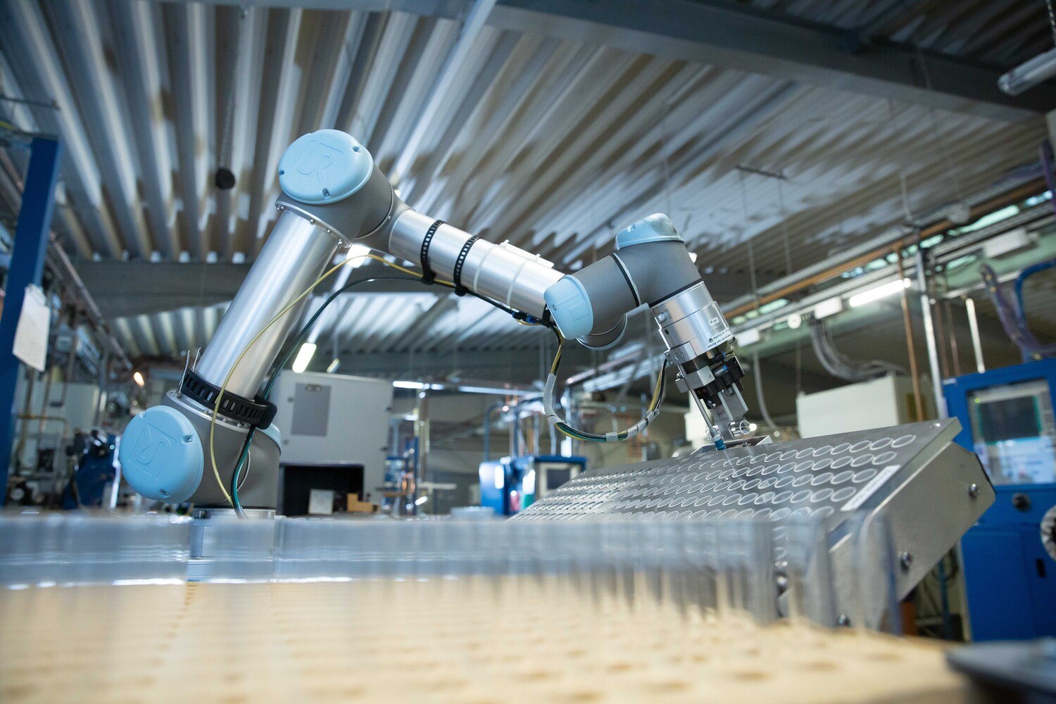 Hofmann Glastechnik setzt Cobots auch in komplexen Anwendungsbereichen ein.