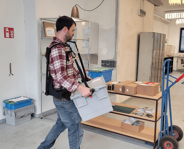 © Exomys Arbeiter mit Exoskelett