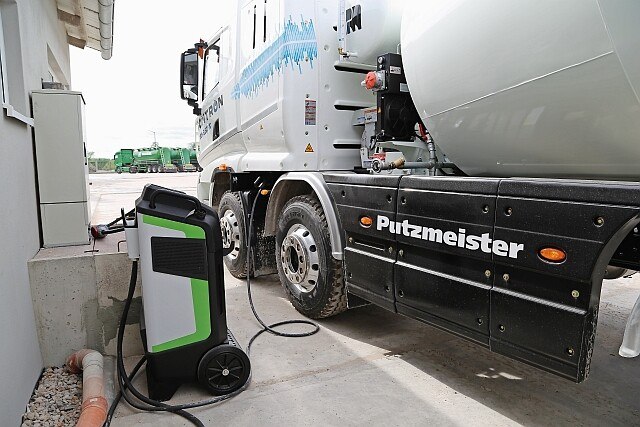 Ein Betonmischer an der E-Ladestation