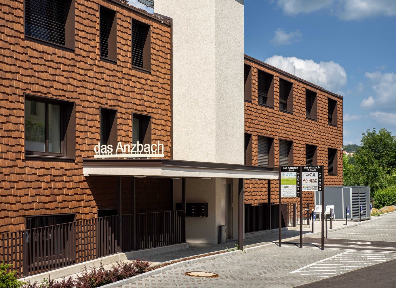 "Das Anzbach" ist heute eine Begegnungszone für Gesundheit. Durch seine starke und gleichzeitig schlichte Formensprache ist es zu einem zentralen Mittelpunkt im Ortskern der Gemeinde geworden.