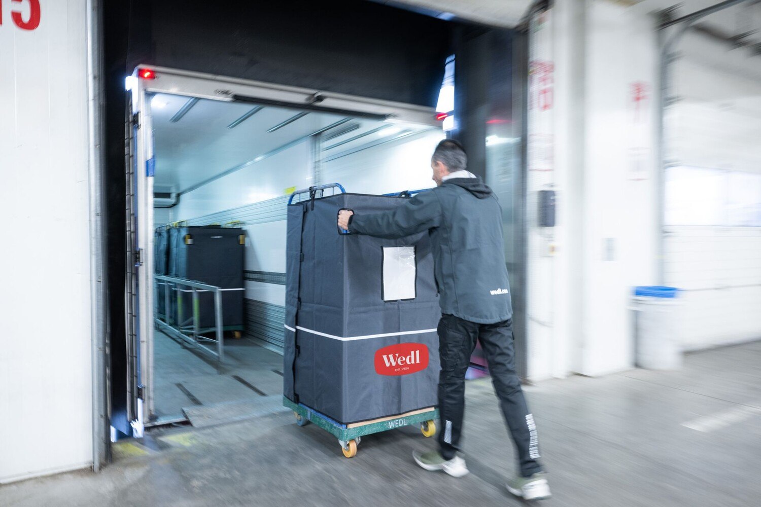 Durch die Verwendung von „RolliCoat“ - einer Mehrweg-Plane aus zertifiziertem Recyclingmaterial - müssen Rollcontainer nicht mehr mit Stretchfolie umwickelt werden.