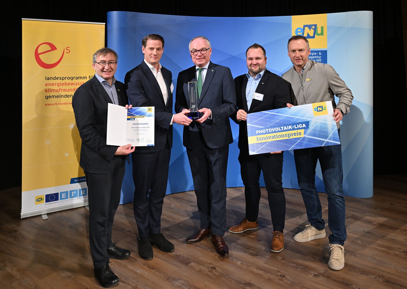 Auszeichnung im Stadtsaal Mank (von links): Herbert Greisberger (eNu), Leopold Pasquali (Prefa), Stephan Pernkopf (LH-Stellvertreter), Jürgen Bauer (Prefa) und Anton Pfeffer (NÖ Sportabteilung, ehemals Fußballprofi).