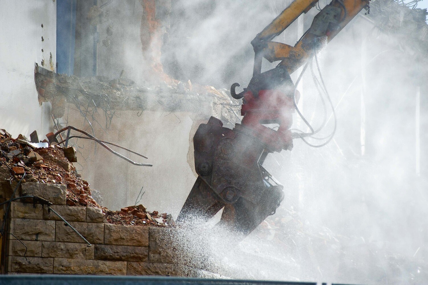 Beton wird in exakte Formen und Größen geschnitten