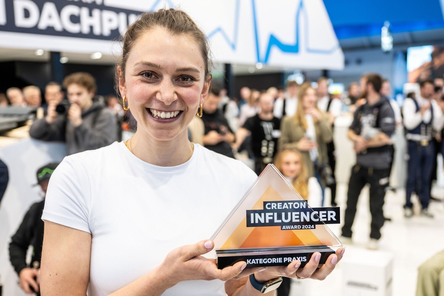 Verleihung des Creaton Influencer-Award 2024 auf der Dach+Holz: Die glückliche Gewinnerin in der Kategorie Praxis ist Jennifer Konsek, das weibliche Testimonial der Messe und eine der erfolgreichsten Influencerinnen der Dachbranche.