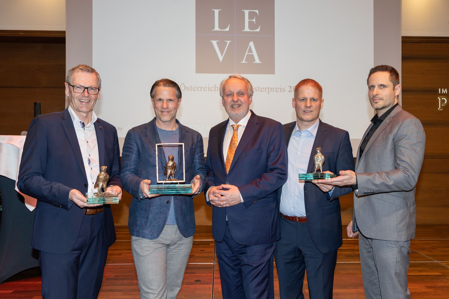 Die Gewinner des Leva 2024 (v. l.): Johann Brandstetter (Geschäftsführer Internorm International GmbH), Stefan Polzhofer (Geschäftsführer Kapo Fenster und Türen GmbH), Andreas Kreutzer (Geschäftsführer Branchenradar), Reinhard Neidert (Prokurist Alusommer GmbH), Christian Wiedemann (Prokurist  Alusommer GmbH)