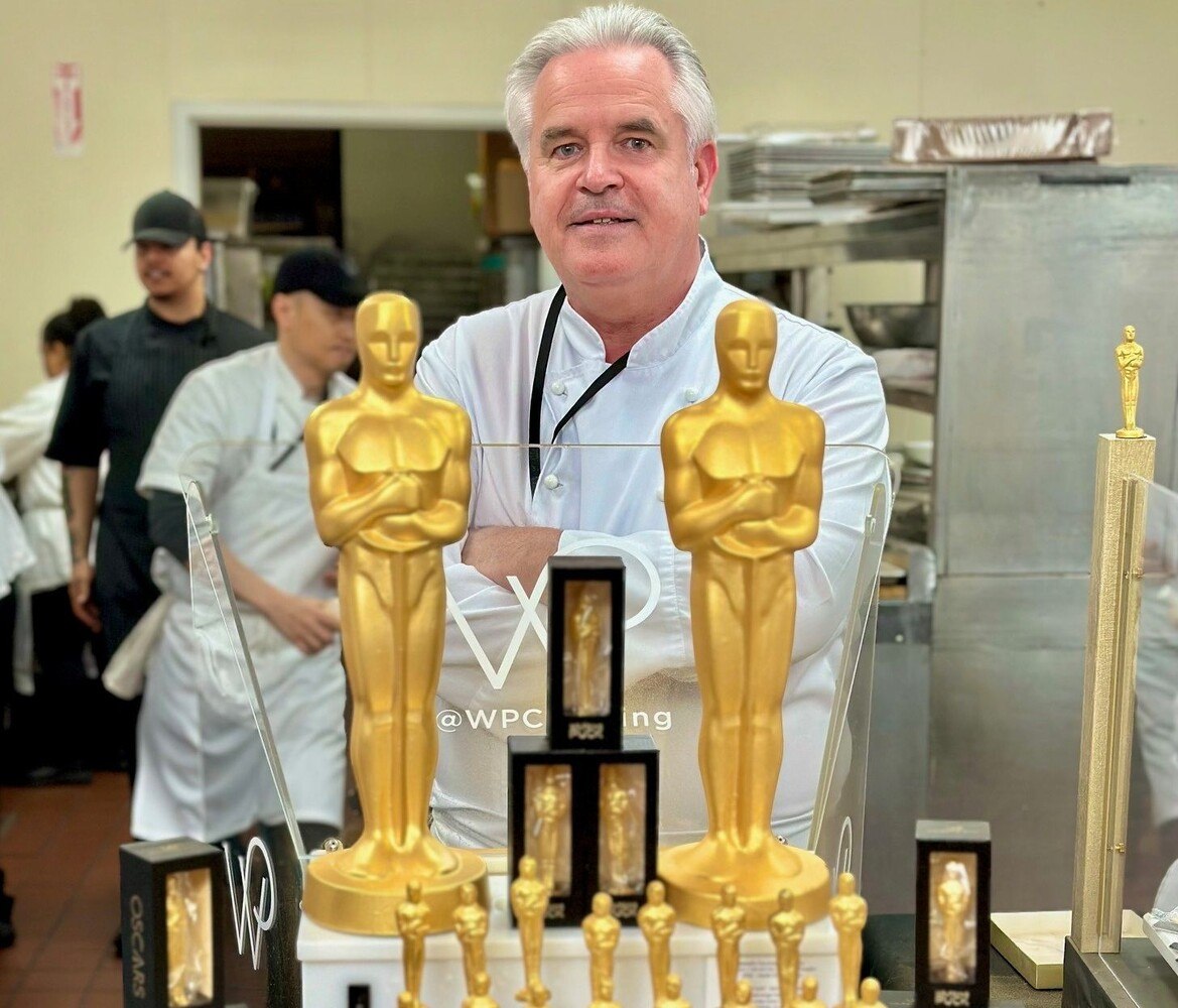 © Hannes Tschemernjak
Hannes Tschemernjak mit den begehrten Oscars - allerdings mit jenen aus Schokolade.
Hannes Tschemernjak