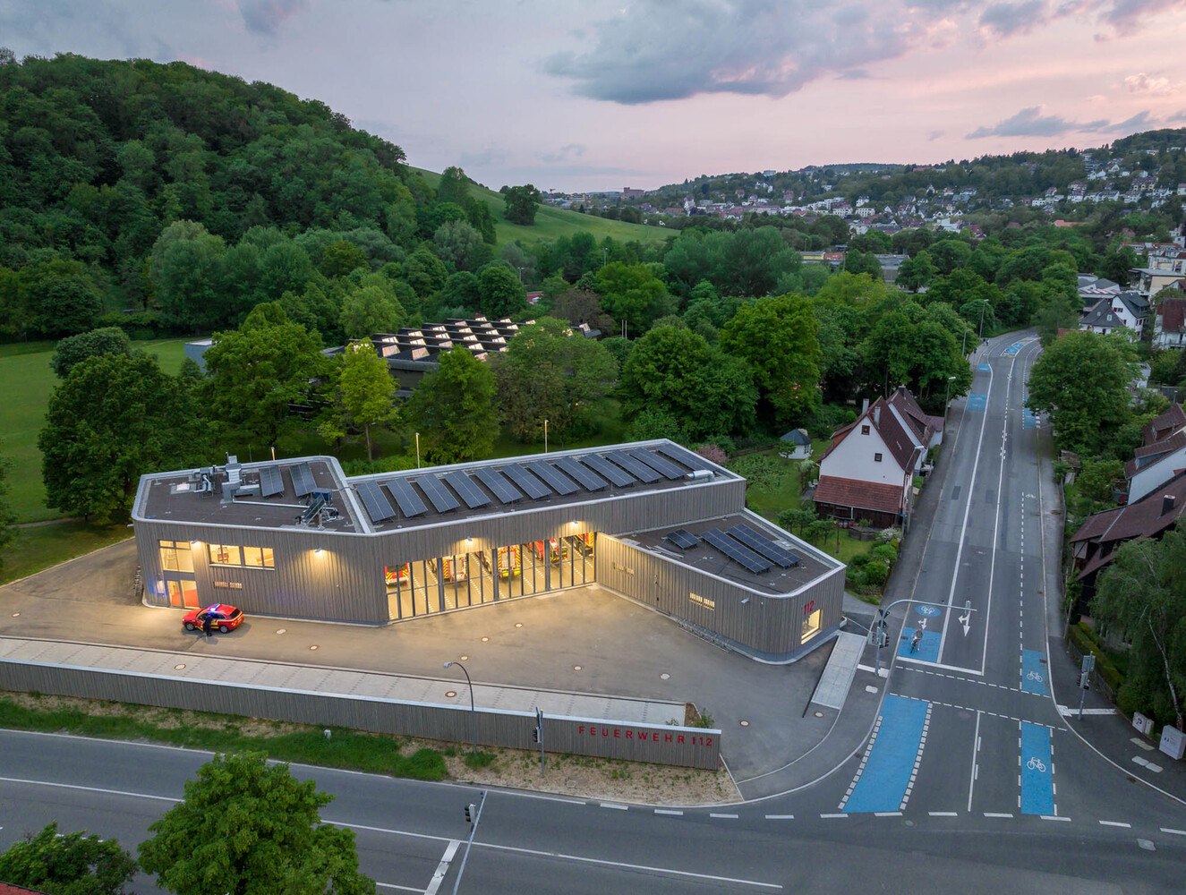 Für das dahinterliegende Wohngebiet dient das im Grundriss S-förmige, etwa 7 m hohe Gebäude als Lärmschutzwand gegenüber der Stuttgarter Straße. 