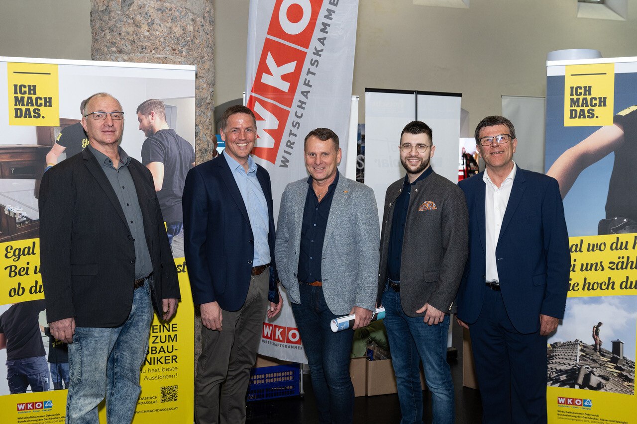 Von rechts: Bundesinnungsmeister Walter Stackler, Christoph Hofmann (WK Tirol), Landesinnungsmeister Thomas Senn, Innungsgeschäftsführer Matthias Marth und Dachdecker-Berufsgruppensprecher Hannes Stöckholzer.