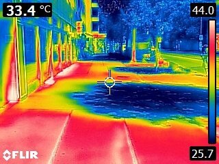 Mit Thermalaufnahme kann gezeigt werden, dass Asphaltoberflächen im Bereich des Schattenwurfs von Bäumen um über 10° C kühler sind.