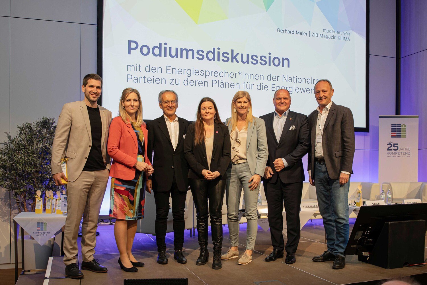 Gruppenfoto (v. l.): Lukas Hammer (Energiesprecher der Grünen), Vera Immitzer und Herbert Paierl (PV Austria), Karin Doppelbauer (Energiesprecherin der Neos), Tanja Graf (Energiesprecherin der ÖVP), Alois Schroll (Energiesprecher der SPÖ) und Axel Kassegger (Energie- und Wirtschaftssprecher der FPÖ).