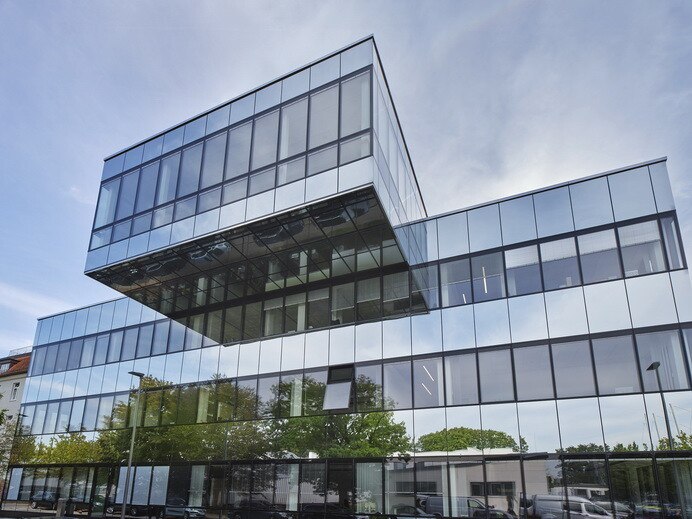 Die markante Glanzfassade wurde mit dem Tageslichtglas "Eclaz" von Saint-Gobain ausgestattet und unterstützt die Energieeffizienz mit solaren Energiegewinnen. Der dadurch erhöhte Tageslichteintrag von bis zu zehn Prozent erhöht die Lernfähigkeit und senkt gleichzeitig den Energiebedarf für Kunstlicht.