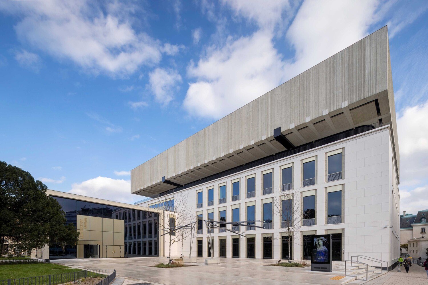 Die Gestaltung der Bestandsfassade erfolgte nach den ursprünglichen Entwürfen Oswald Haerdtls mit verschiedenen Natursteinen. Kalkstein und Marmor verleihen ihr eine einzigartige Textur. Die Betonfassade des Neubaus wurde durch eine spezielle Schalung und händische Nachbearbeitung fein strukturiert.  