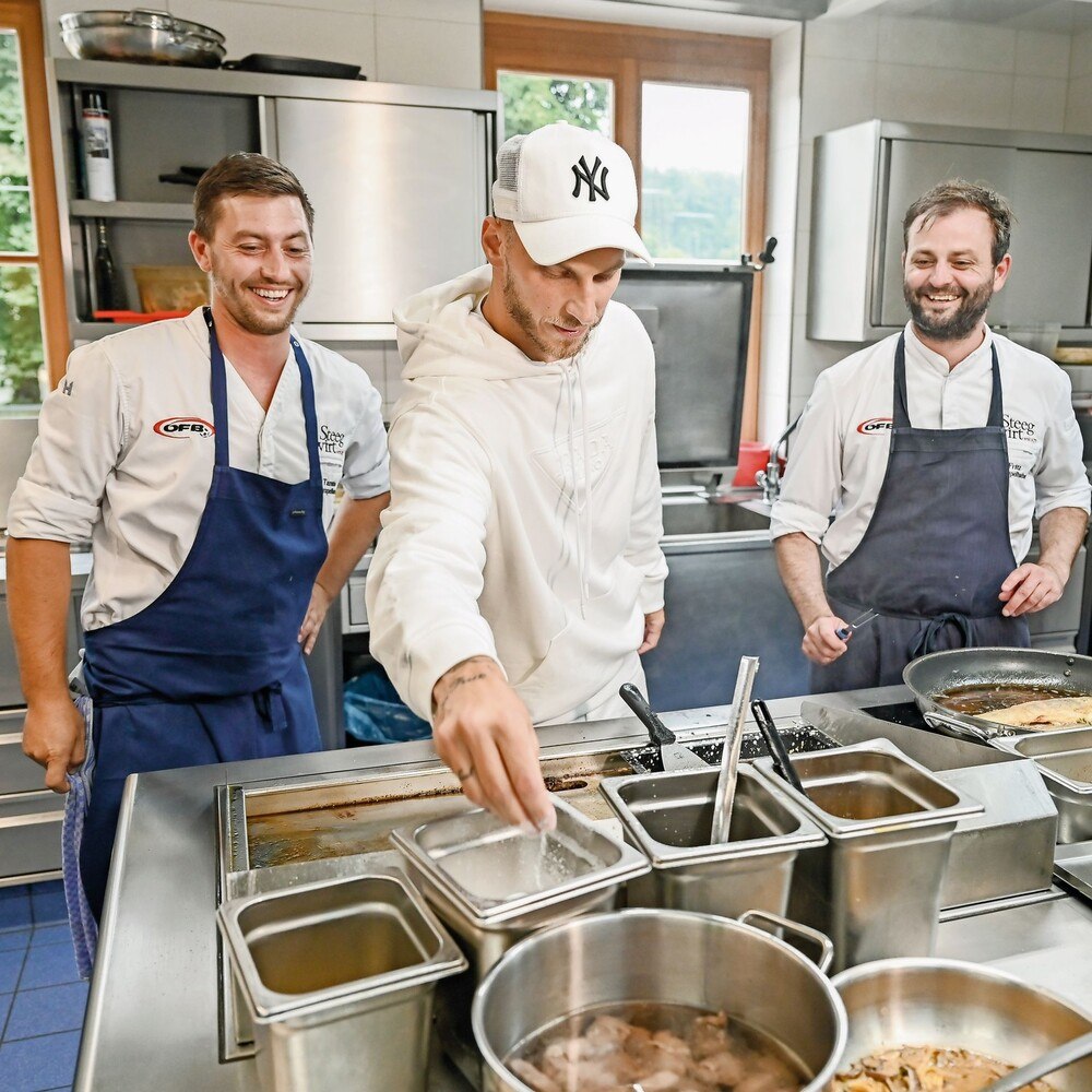 © Steegwirt
Schwört auf die Fleischlaberl seiner Mutter: Marko Arnautović mit Tamino (li.) und Fritz Grampelhuber in der Küche.
Stegwirt Arnautovic