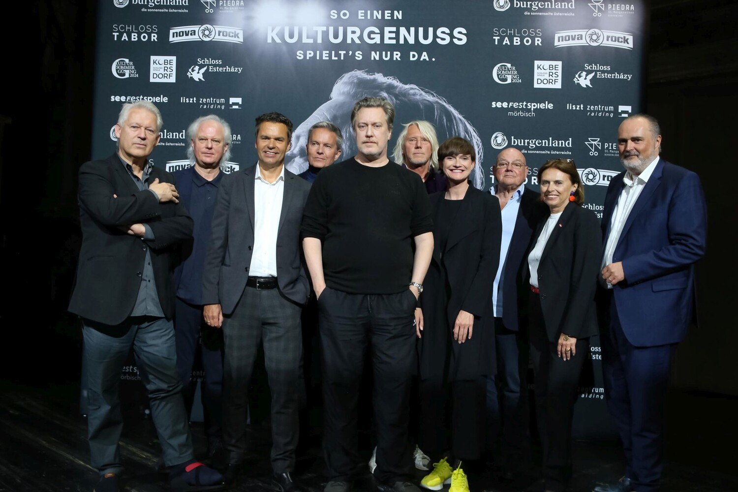 © Burgenland Tourismus / Andreas Lepsi
Die Crème de la Crème des Burgenländischen Kultur- und Tourismusangebots sowie Tourismus-Staatssekretärin und ÖW-Chefin warfen sich mit Nicholas Ofczarek in Pose: Die Liszt Festival Intendanten Eduard und Johannes Kutrowatz, Didi Tunkel, GF Burgenland Tourismus, Intendant der Seefestspiele Mörbisch und Schloss Tabor Alfons Haider, Nova Rock Veranstalter Ewald Tatar, ÖW-Chefin Astrid Steharnig-Staudinger, Schloss-Spiele Kobersdorf Intendant Wolfgang Böck, Staatssekretärin Susanne Kraus-Winkler und LH Hans Peter Doskozil.
Die Liszt Festival Intendanten Eduard und Johannes Kutrowatz, Didi Tunkel, Geschäftsführer Burgenland Tourismus, Intendant der Seefestspiele Mörbisch und Schloss Tabor Alfons Haider, Marken-Botschafter Nicholas Ofczarek, Nova Rock Veranstalter Ewald Tatar, Österreich Werbung-Geschäftsführerin Astrid Steharnig-Staudinger, Schloss-Spiele Kobersdorf Intendant Wolfgang Böck, Staatssekretärin Mag. Susanne Kraus-Winkler und Landeshauptmann Hans Peter Doskozil bei der exklusiven Premiere in Wien.