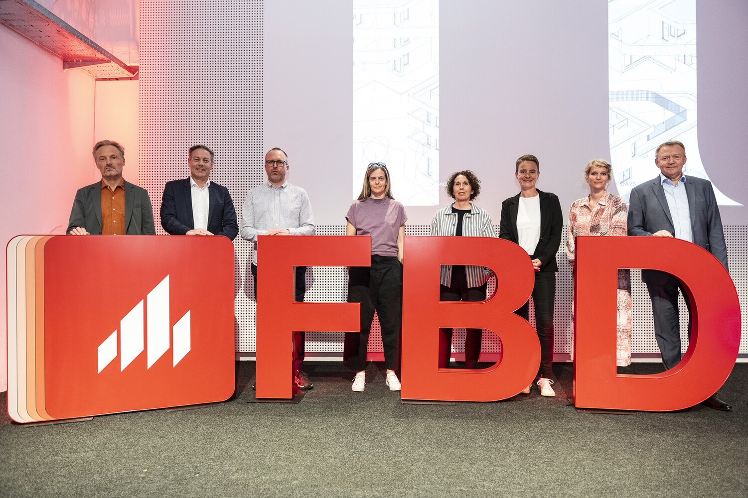 Die Speaker*innen Andreas Kleboth, Thomas Beyerle, Sebastian Kofink, Katharina Bayer, Angelika Fitz, Andrea Jany, Caroline Nagel und Wienerberger Österreich Geschäftsführer Johann Marchner beim diesjährigen Future Brick Day zum Thema "Die Zukunft des Wohnens". 