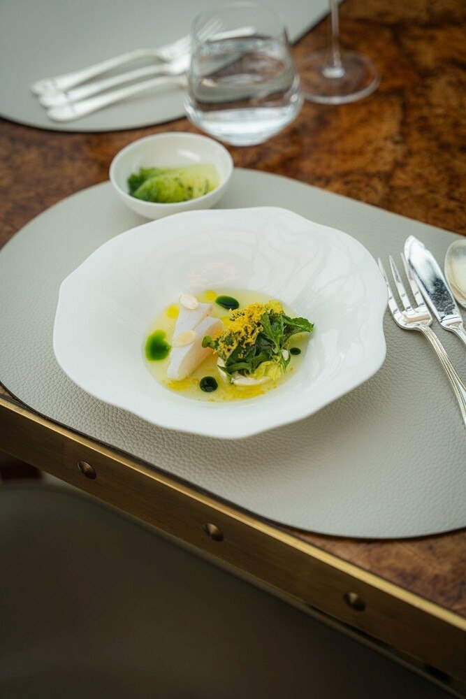 Zander mit Verjus, Joghurt, Salat und geröstetem Germ
