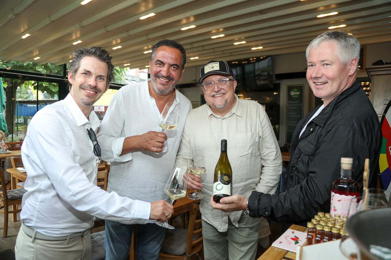 © Foto Weinwurm
Nein, es gab nicht nur Gin: Auch Wein wurde serviert. Und es kamen auch nicht alle in Weiß. Im Bild: Thomas Peschta (li.), Obmann des Gastronomie Clubs Wien, mit Gästen.
Fete Blanche