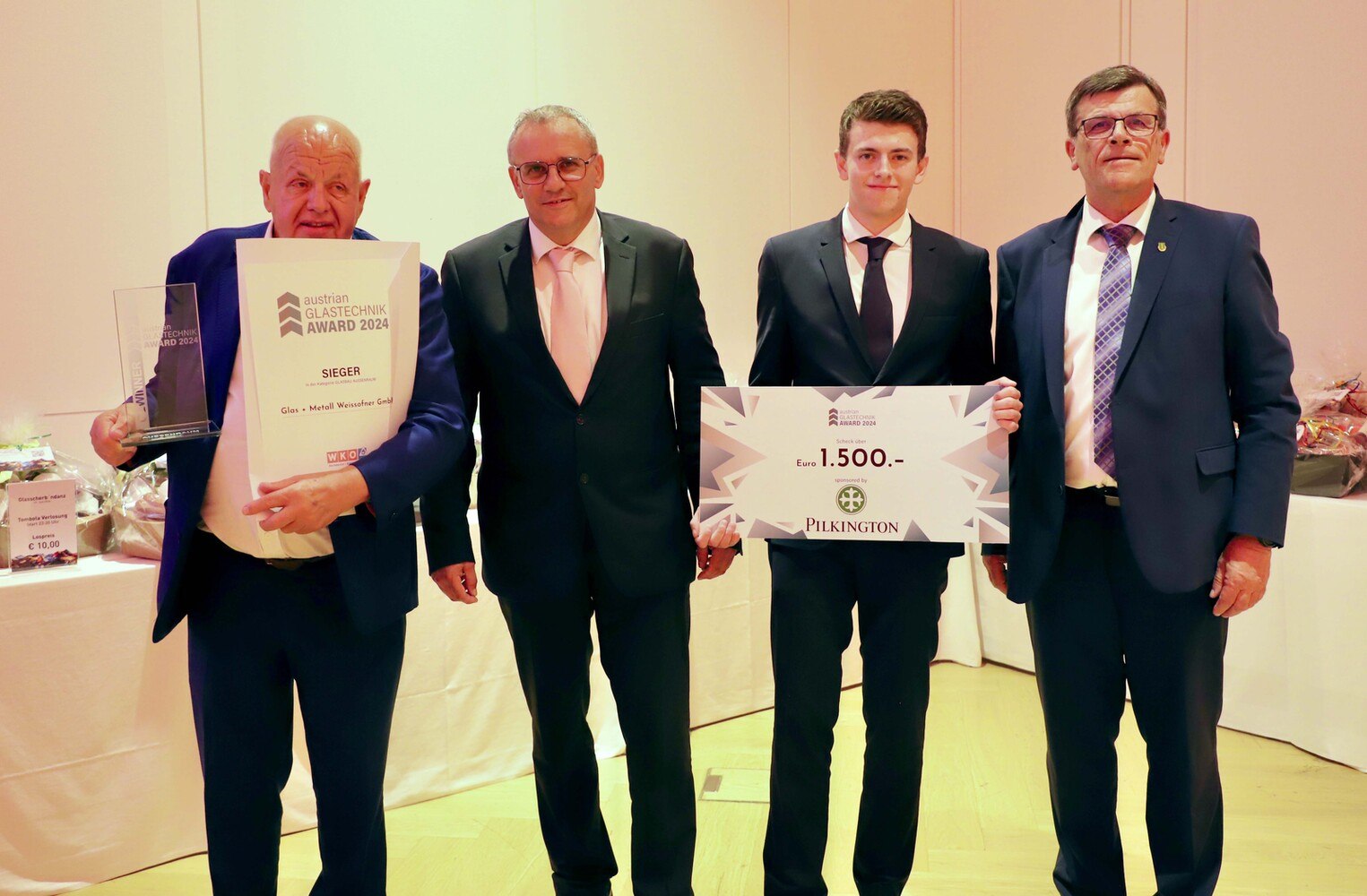 Bundesinnungsmeister Walter Stackler (rechts außen) und Wolfgang Pichler von Pilkington Austria (2. v. links) als Sponsor des Gewinnschecks über 1.500 Euro gratulierten der Familie Weissofner zum Sieg. 