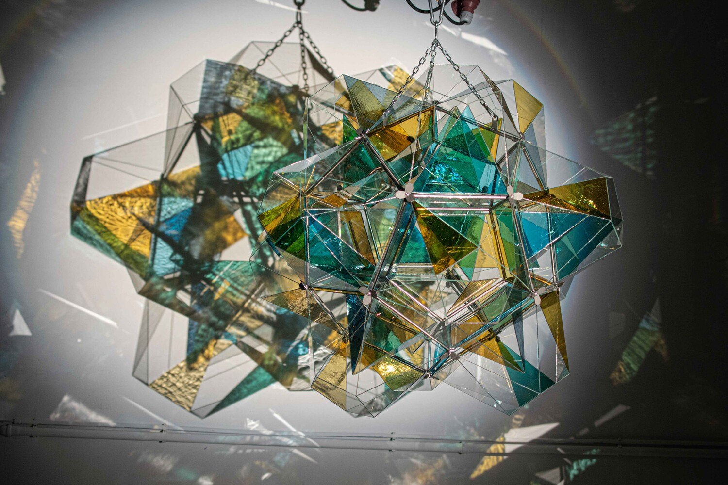 Die hängende Glasinstallation Polyhedra besteht aus 12 separaten, in sich geschlossenen Glaskörpern.