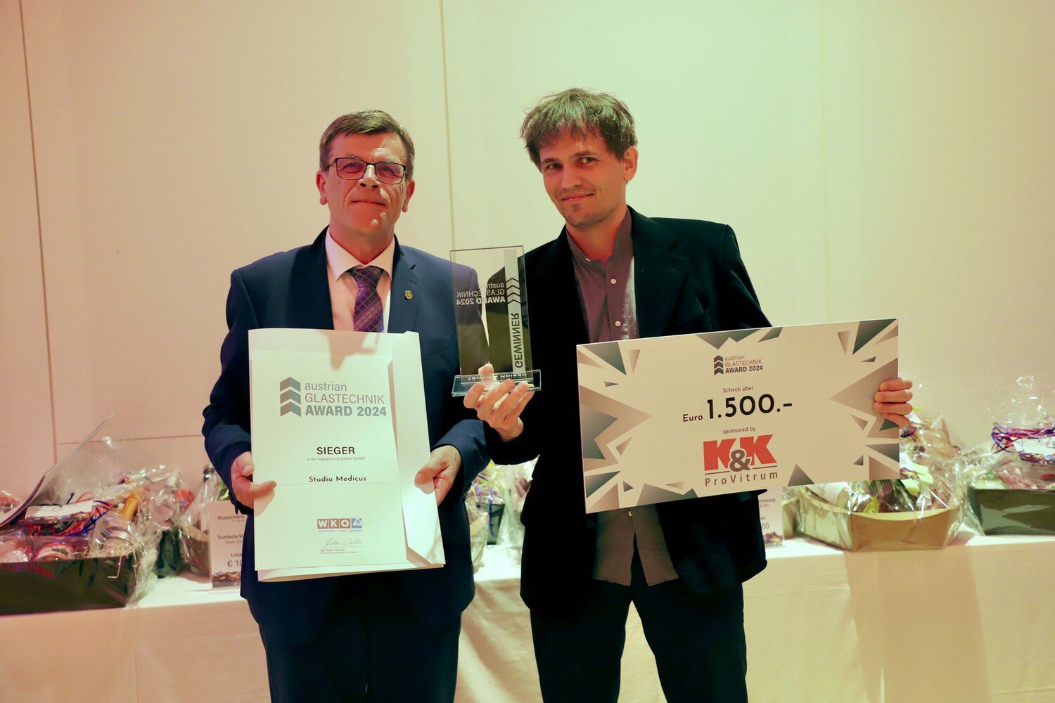 Glaskünstler Thomas Medicus (rechts) freute sich über den Austrian Glastechnik Award. Das Preisgeld von 1.500 Euro sponserte K & K ProVitrum.