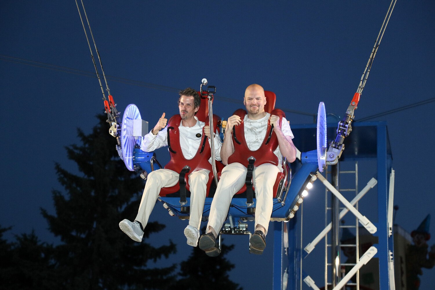 © Foto Weinwurm
Hoch hinaus: Obmann Thomas Peschta und sein Stellvertreter Wolfgang Ruckenbauer lassen sich im Ejection Seat gen Himmel schießen – und beweisen dabei, dass sie nicht nur am Boden für Furore sorgen. "Keine Sorge, wir kommen wieder runter".
Fete Blanche