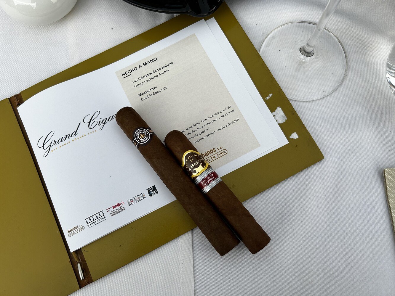 © 5th Avenue
San Cristobal Obispo Exclusivo Austria und Montecristo Double Edmundo erwiesen sich in der Manufaktur Gölles als famose Obstbrand-Begleiter.
Pairing