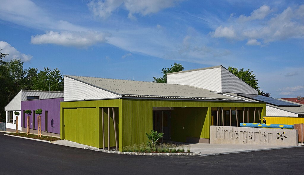 bunte Holzfassade eines Kindergartens