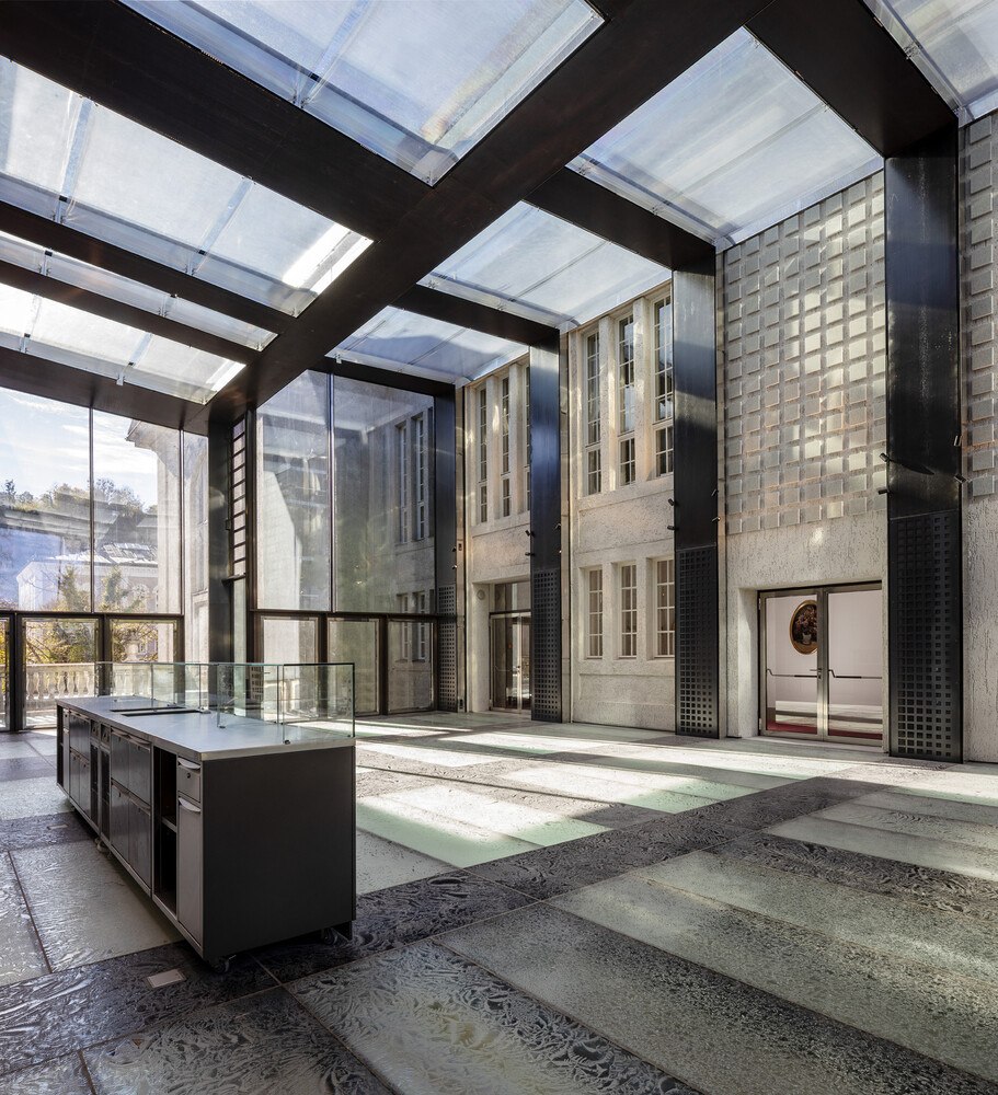 Stahl, Glas und Terrazzo – das sind die drei wichtigsten Baustoffe des Foyers.