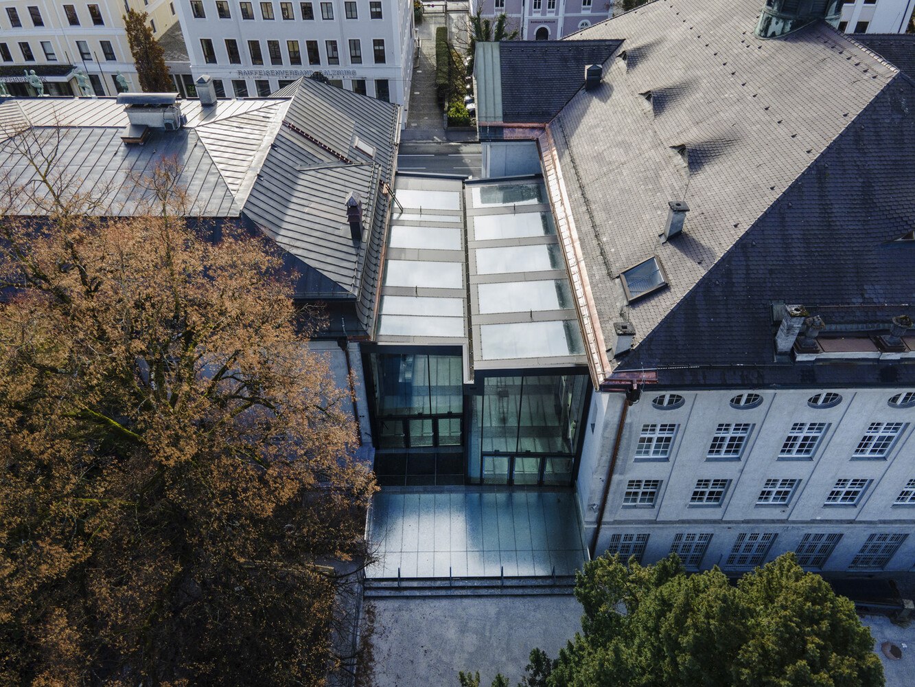 Bislang wurden die zwei Gebäude des Mozarteums nur unzureichend miteinander verbunden. Dies änderten die Architekten Maria Flöckner und Hermann Schnöll durch ihren Neubau. 