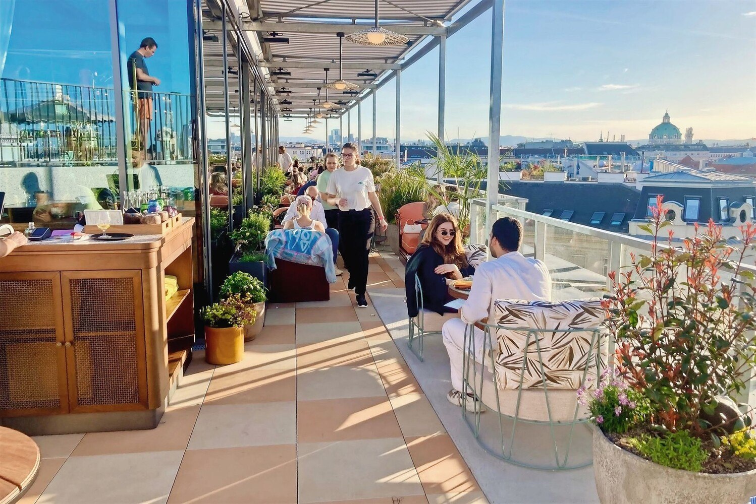 Die neue Rooftop-Bar „Cayo Coco“ präsentiert sich im kubanischen Stil der 1950er-Jahre. 