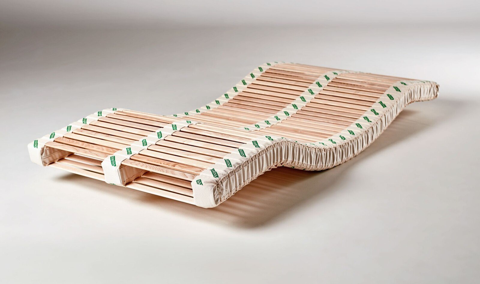 Dieser Lattenrost ist besonders auf orthopädische Aspekte ausgelegt. Er wird aus unbehandelter Esche und Naturlatex hergestellt.