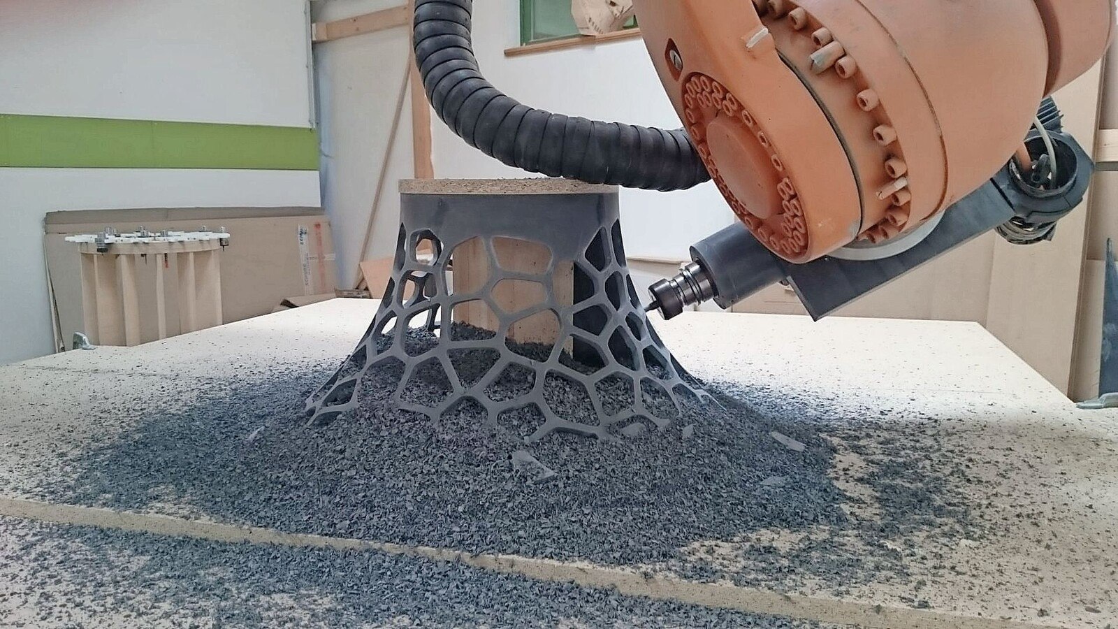 Roboter von Kuka können auch Kunst: etwa 3D-Drucken mit Holzfaserstoffen oder 3D-Fräse-Arbeiten.