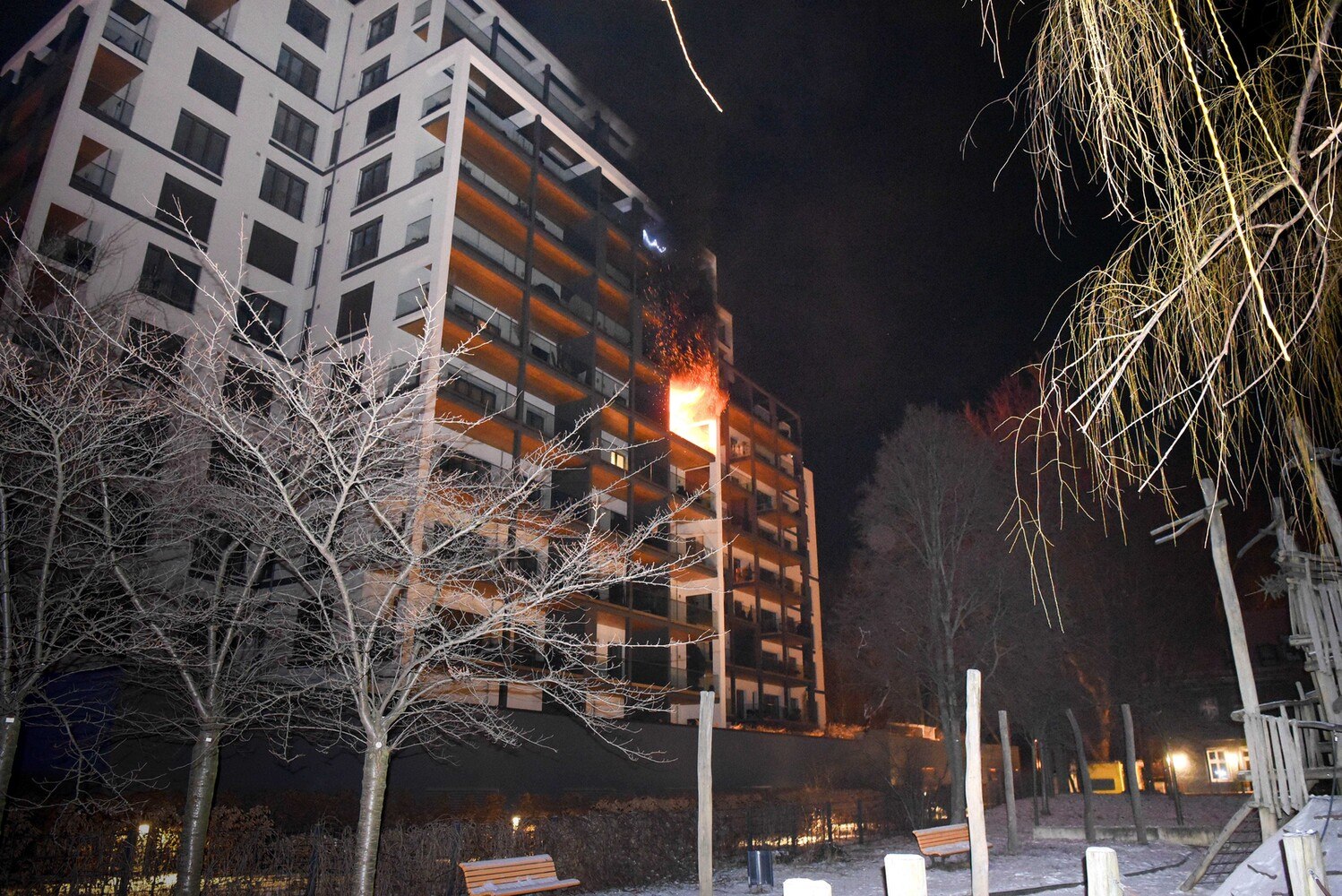 Auch der darüber liegende Balkon war mit dem gleichen Ganzglasgeländer ausgestattet und ebenfalls starker Hitze ausgesetzt. Beim Eintreffen der Feuerwehr wenige Minuten nach der Brandmeldung war dieses Glasgeländer noch vollständig vorhanden.