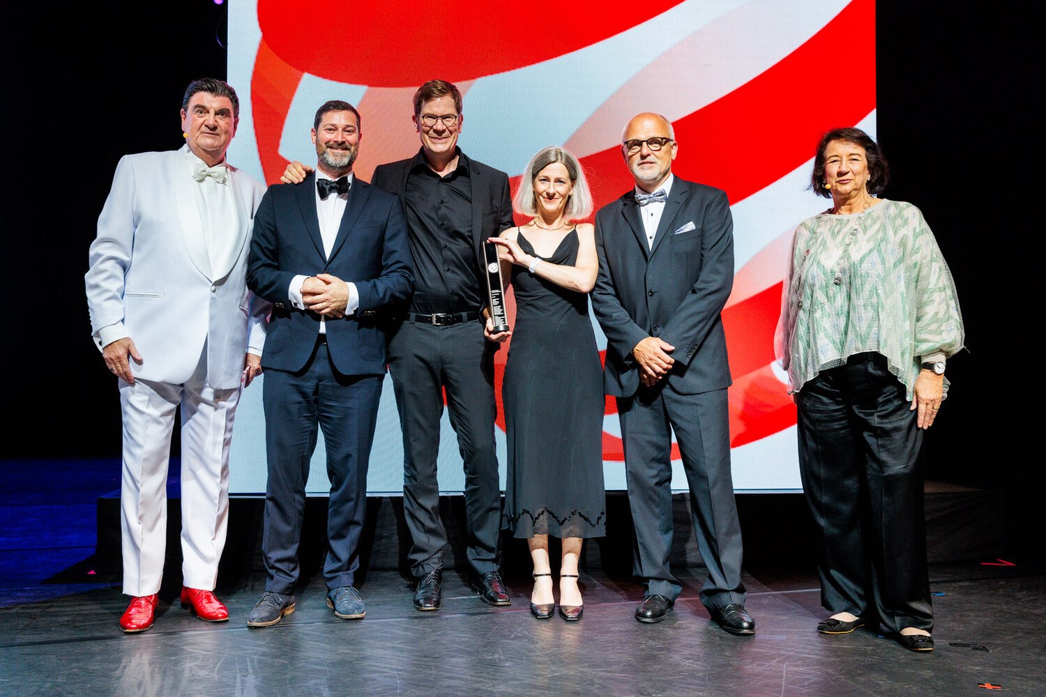 Die Trophäe des begehrten Designawards nahmen Marketingleiter Helge Krausler, Designer Jens Pohlmann, Designerin Sybille Fleckenstein und Laborleiter Dieter Tröger (von links) in Essen auf der Bühne entgegen.