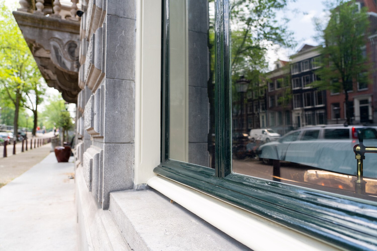 Für die Grachtenhäuser in Amsterdam gilt die Vorgabe, dass gezogenes Glas gegenüber Floatglas bevorzugt wird, sofern nicht ursprünglich Floatglas verwendet wurde. An der Straßenfassade des Noblemenmen wurde das Fineo Vakuumisolierglas mit einem Restaurierungsglas kombiniert und man sieht im Vorbeigehen die typische, gewellte Oberfläche. 