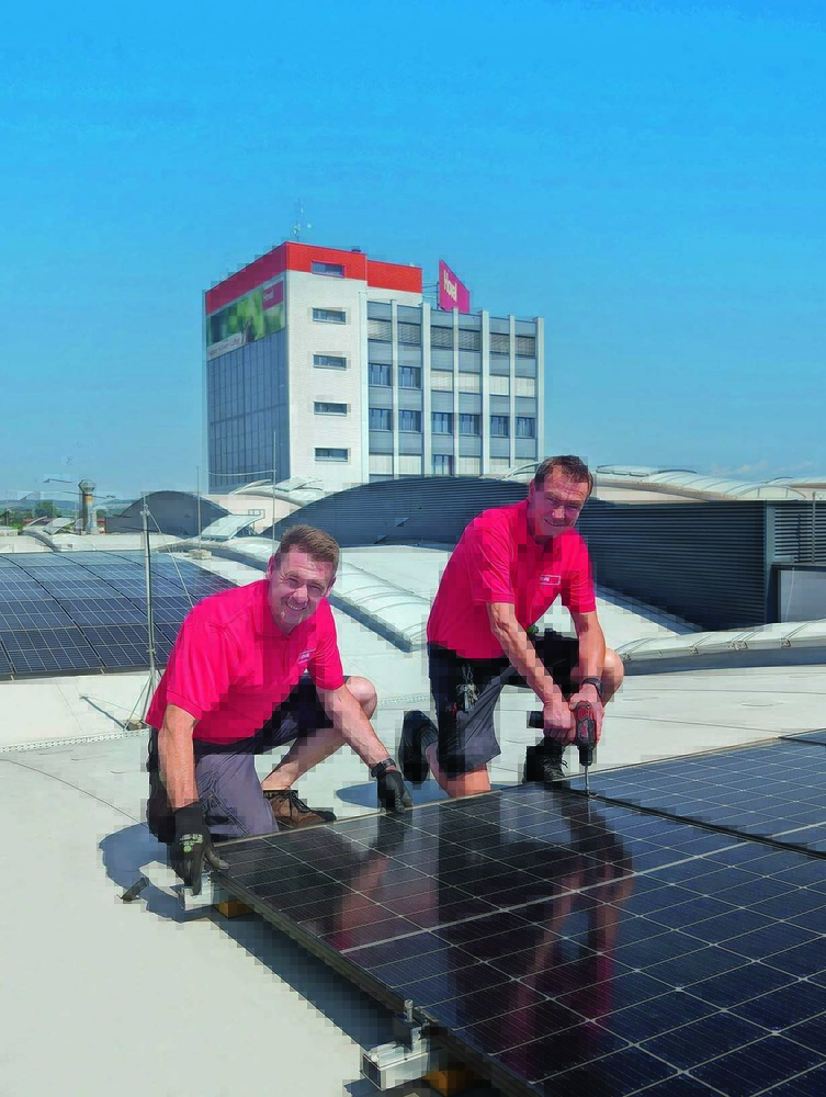 Hoval Techniker bei der Installation der neuen PV-Anlage am Standort Marchtrenk